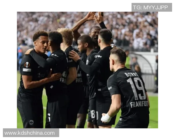 乔治与足球明星们的高清合影展现运动魅力与友谊瞬间